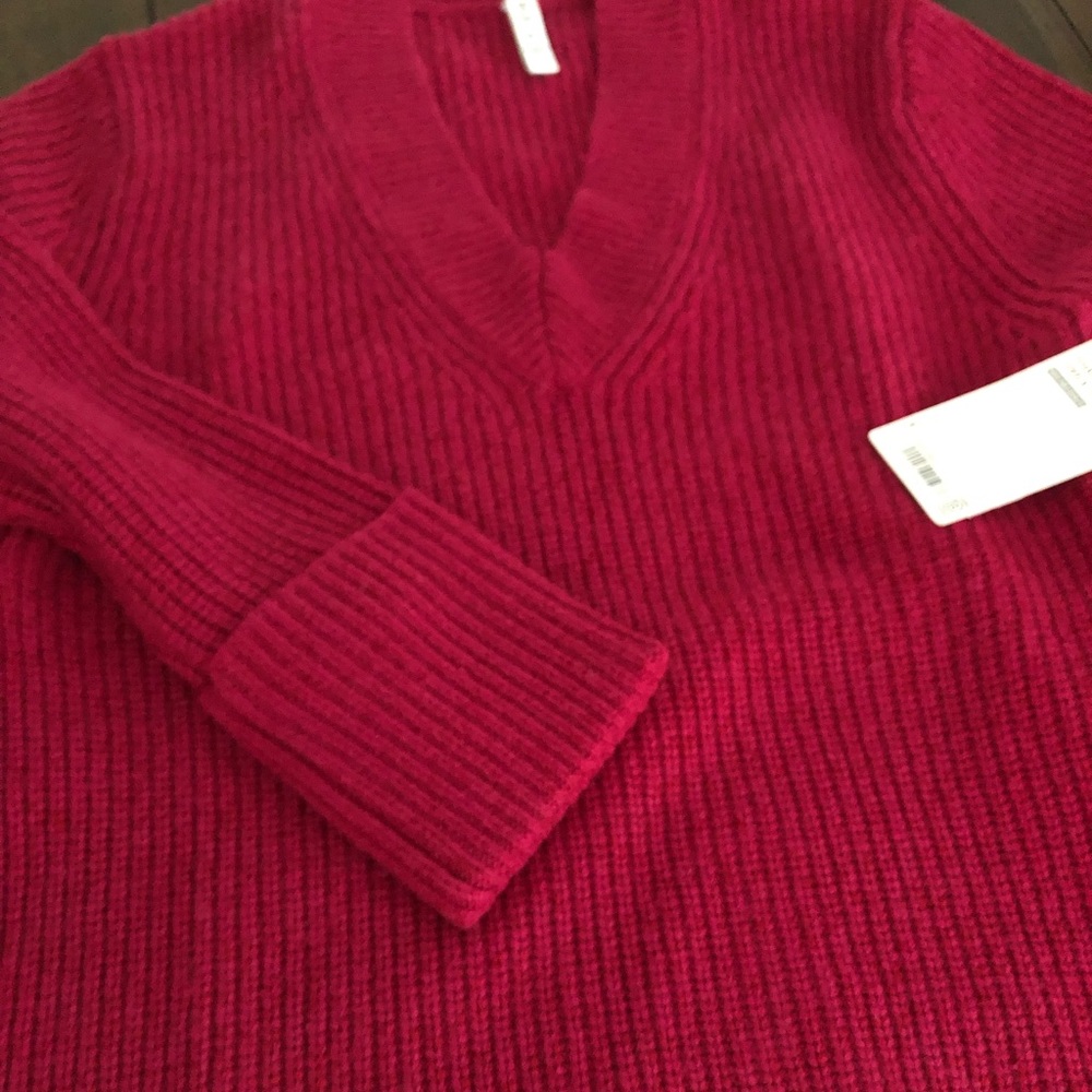 Brand new Athleta Shasta v-neck sweater size Small